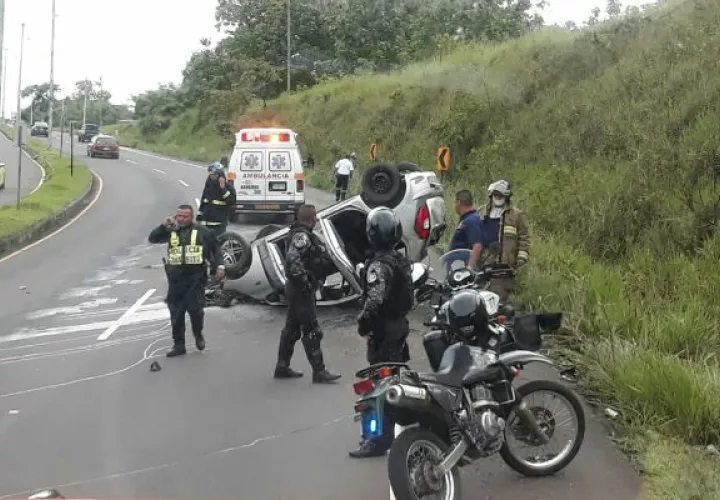 Una ambulancia le dio los primeros auxilios al conductor. Foto:José Vásquez. 