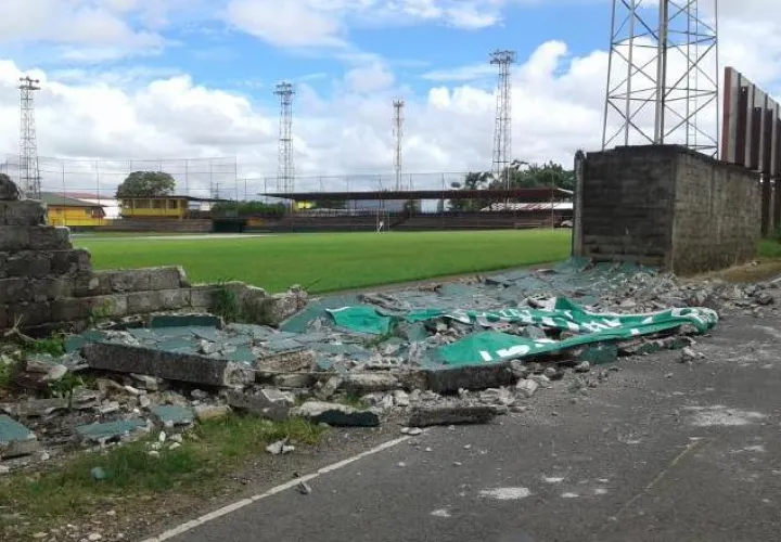 La caída de parte del muro del estadio propició su cierre. /Foto Archivo
