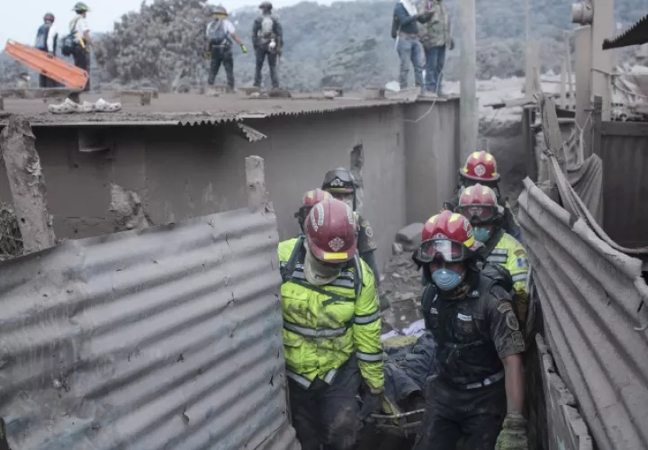 Grupos de rescatistas sacan varios cuerpos del área afectada por la erupción del volcán de Fuego. AP