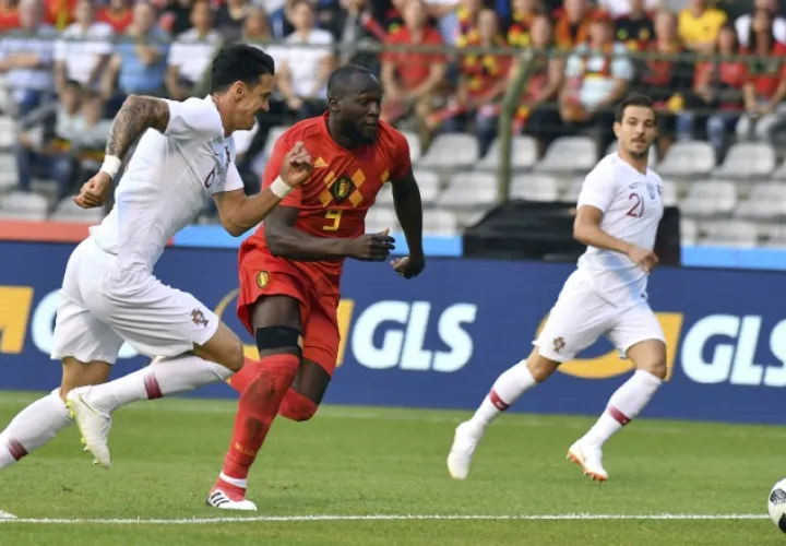Romelu Lukaku (c) lideró la ofensiva de Bélgica, en la victoria (3-0) sobre Egipto, en el King Baudouin stadium de Bruselas. /Foto AP