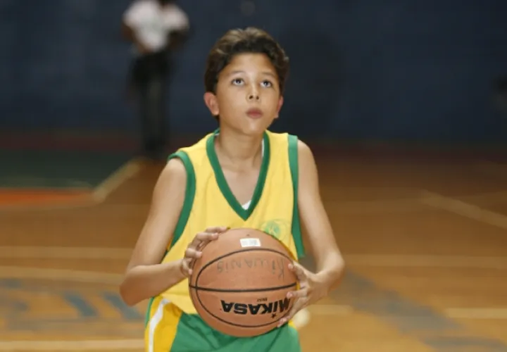 Julio Anaya durante un partido de la Liga Kiwanis de baloncesto en el 2006. Archivo