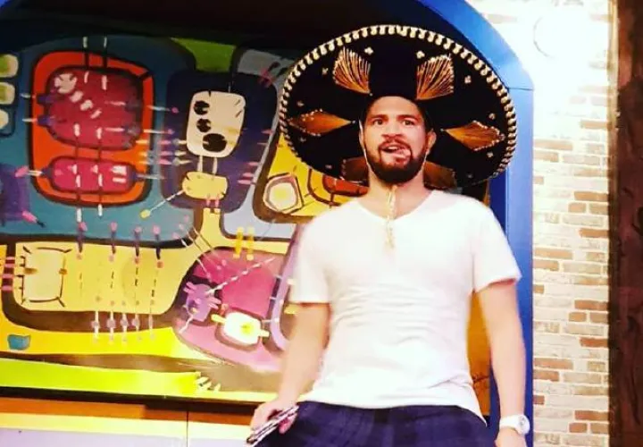 Cuando interpreta a "Chicharito",  Mike Pilisi, además de actuar,  tiene que cantar y bailar bastante. Es una obra muy divertida. /Foto Cortesía.