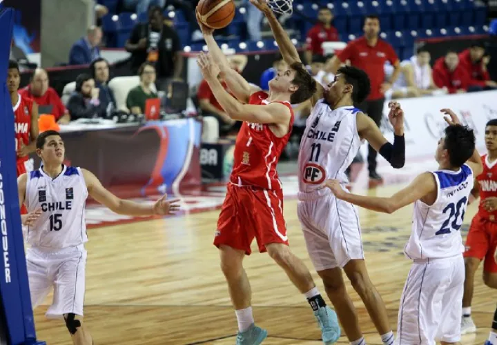 Adrián Roux (rojo) evade la marca del chileno Maxwell Lorca. Cortesía 