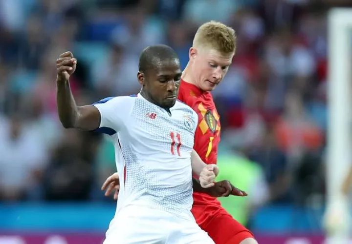 De Bruyne intenta quitarle el balón a Cooper. /Foto EFE