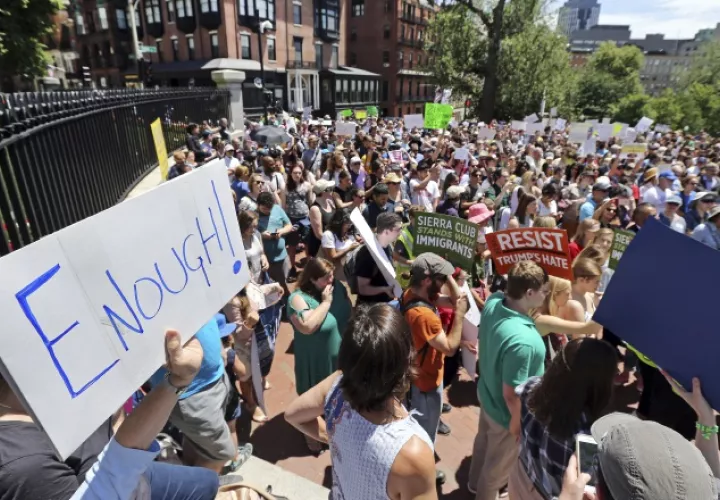 Protestan por el trato que se les da a los  inmigrantes en la frontera con México y en Massachusetts.  AP
