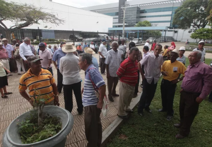Los jubilados han realizado varias protestas cerca de la Asamblea. Archivo