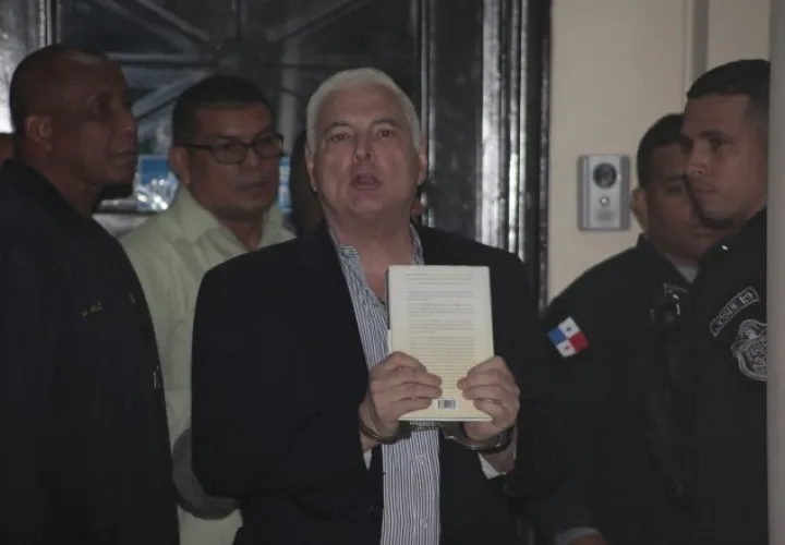 El expresidente  Ricardo Martinelli   fue conducido ayer a la audiencia de imputación, a pesar de que ya el Parlacen reconoció que recibieron la carta de renuncia como diputado del Parlacen. /Foto Víctor Arosemena