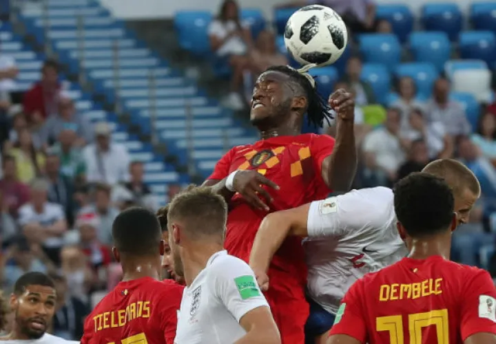 Michy Batshuayi  de Bélgica salta a rematar el balón con la cabeza. Foto:AP 