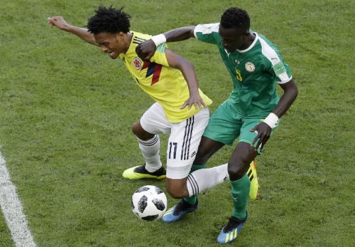 Juan Cuadrado de Colombia disputa un balón contra Idrissa Gana de Senegal. Foto:AP