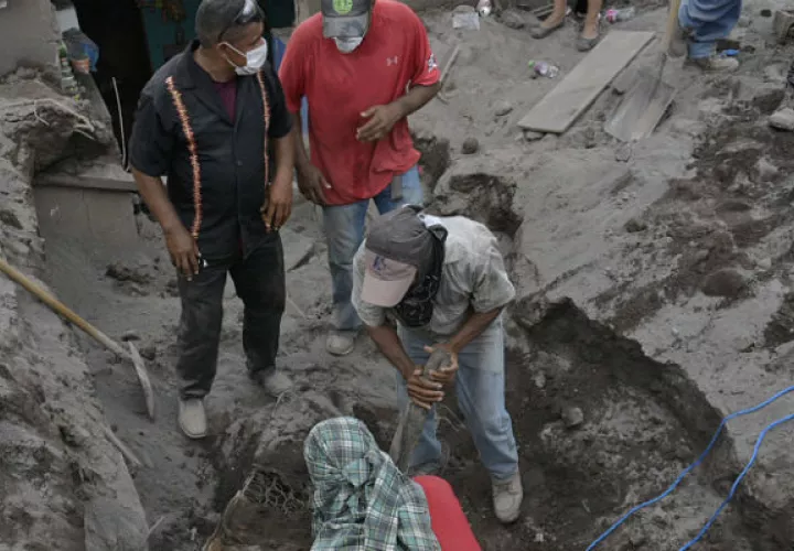 Retiran escombros en un intento por encontrar a sus familiares. Foto: EFE 