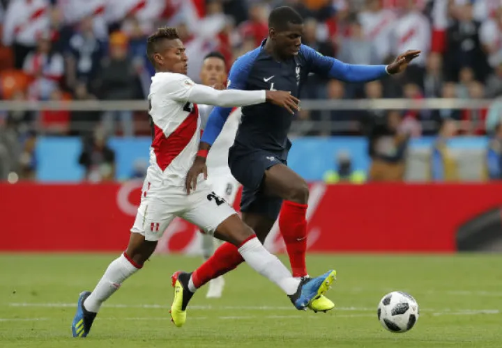 Paul Pogba de Francia disputa el balón contra Pedro Aquino de Perú. Foto:AP