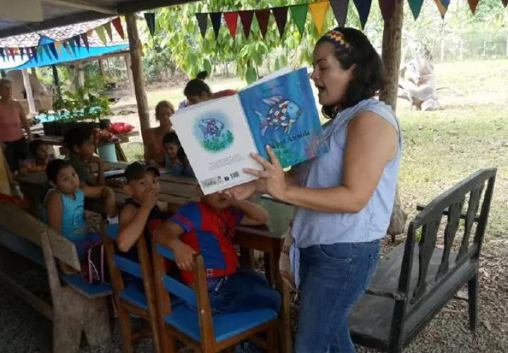 Gloria Melania Rodríguez, en la comarca Guna, compartiendo con la niñez. En Facebook expresó la alegría que derivó de la vivencia. /Foto Cortesía.