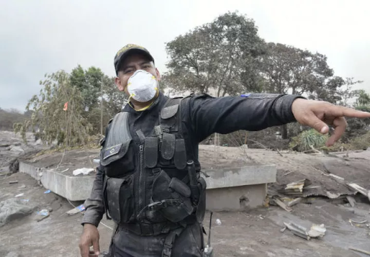 Autoridades llevan a cabo las evacuaciones. FOTO/AP