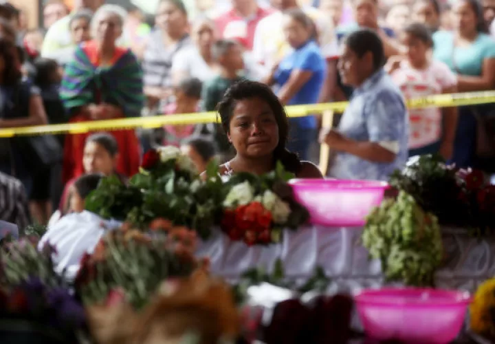  Una mujer llora durante el velatorio de las víctimas de la erupción del Volcán de Fuego. FOTO/EFE