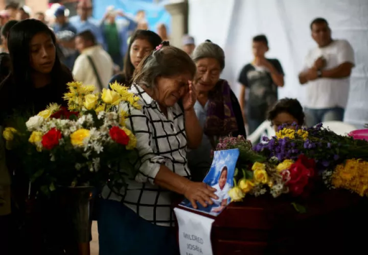 na mujer llora sobre el ataúd de su nieto, la cual es velada junto con otras 7 víctimas. FOTO/EFE