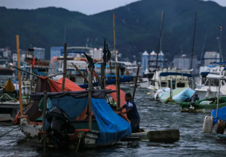 En Guerrero los pescadores se preparan para otra tormenta tropical. FOTO/EFE