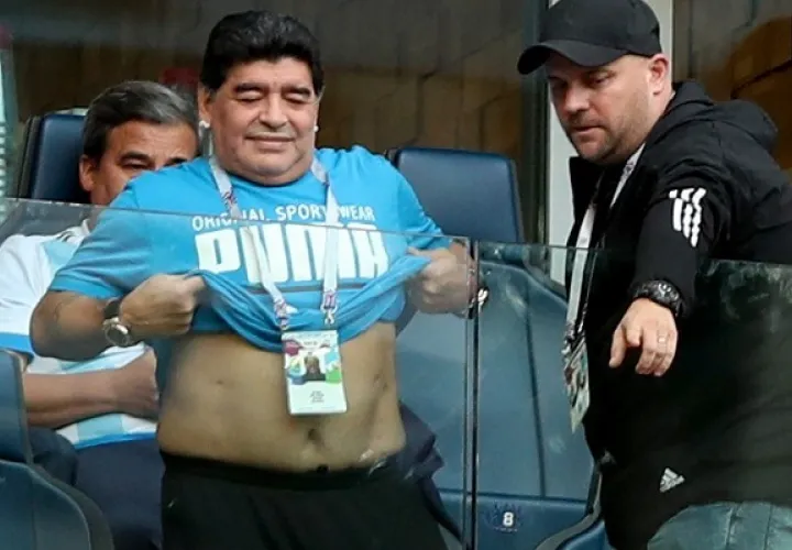 Maradona lució inquieto.
