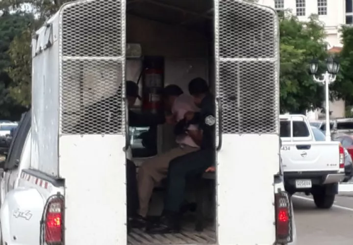 Moreno Grajales fue transportad en un patrulla hacia el tribunal. 