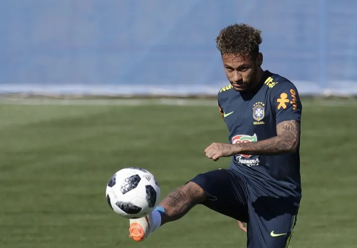 Neymar Jr. en un entrenamiento de la selección brasileña. Foto EFE