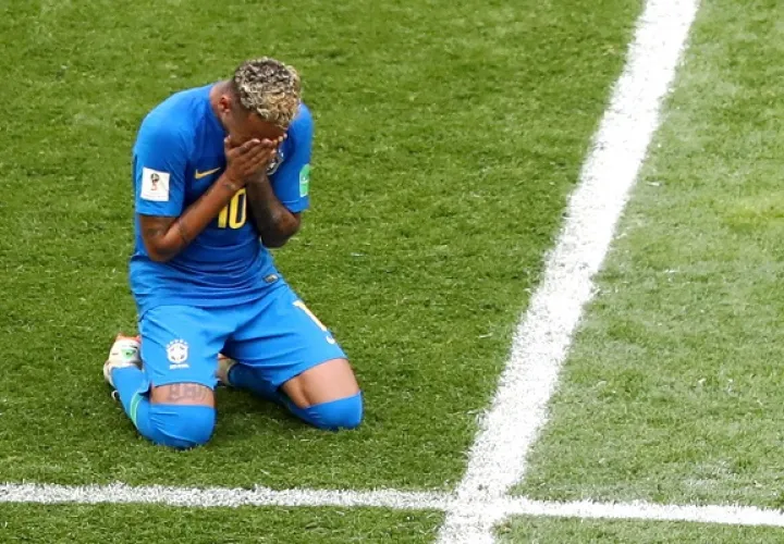 Neymar jr. rompe en llanto luego del pitazo final del Brasil-Costa Rica. Foto EFE