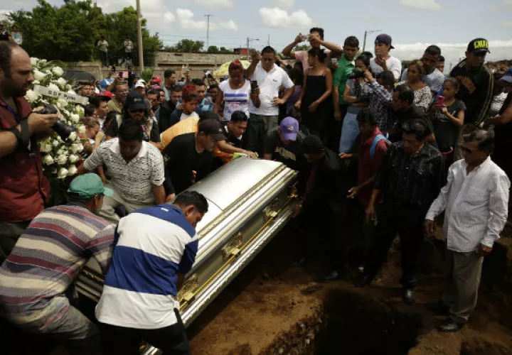 Entierro de los 6 miembros de la familia Pavon, muertos en incendio prococado por encapuchados. 