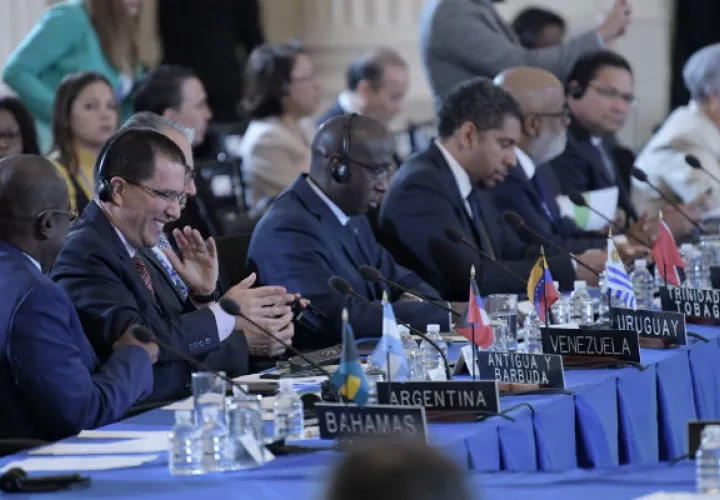  El canciller venezolano Jorge Arreaza (2i), sonríe y aplaude durante las sesiones de la 70ª Asamblea General. FOTO/EFE