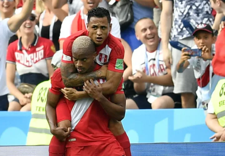 André Carrillo (frente) anotó el gol peruano. Foto:AP