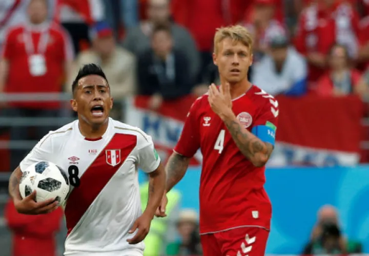 El centrocampista peruano Christian Cueva (izq.) y el defensa danés Simon Kjær. Foto:EFE 