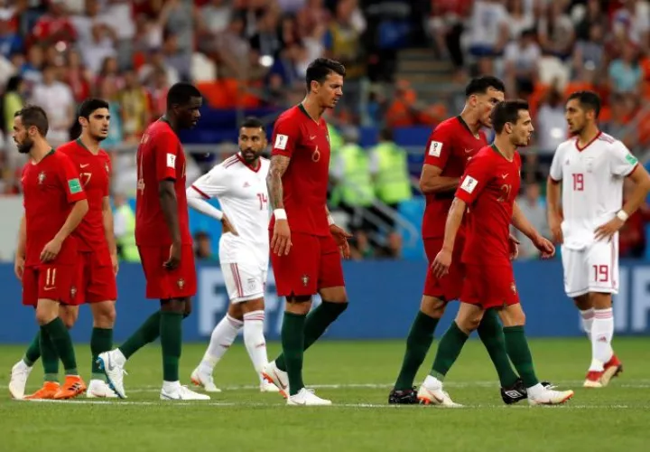 Los jugadores de Portugal se retira del campo. Foto EFE