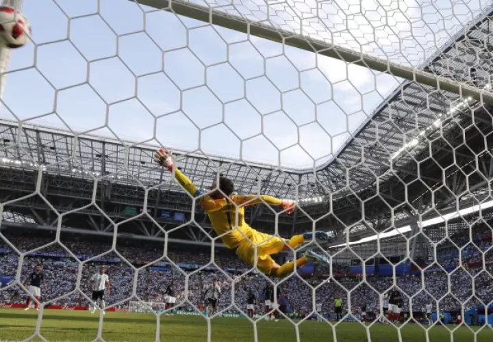 Hugo Lloris no pudo con el remate de Di María. Foto AP