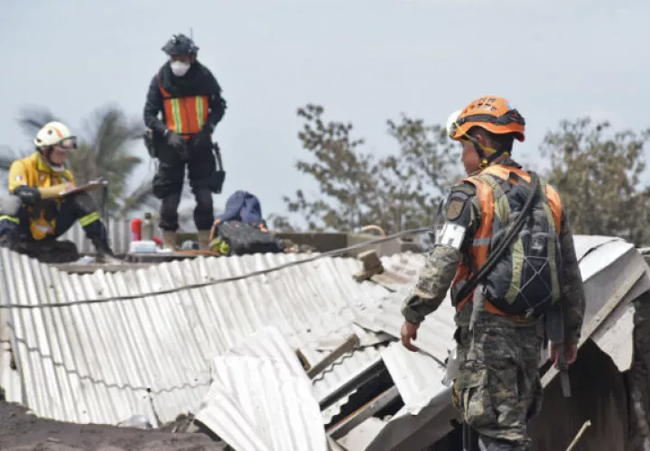 Rescatistas en las labores de búsqueda. Foto: EFE 