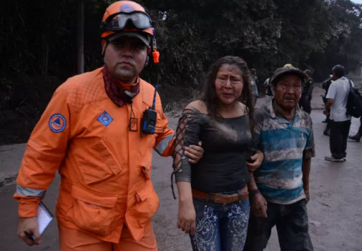 Un trabajador de la Coordinadora Nacional para la Reducción de Desastres ayuda a los afectados.