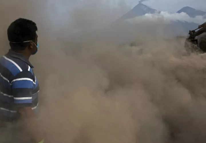 Un hombre en medio del humo causado por el Volcán de Fuego. FOTO/AP