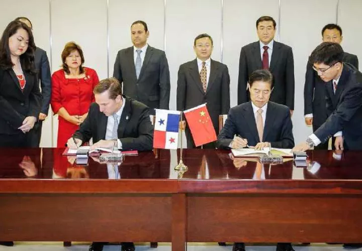 Panamá y China firmaron en Beijing el memorando que formaliza las negociaciones. /Foto Archivo