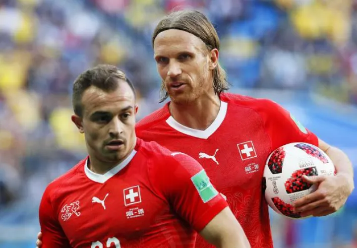 Shaqiri (23) no pudo marcar diferencia ante los defensas suecos. /Foto EFE