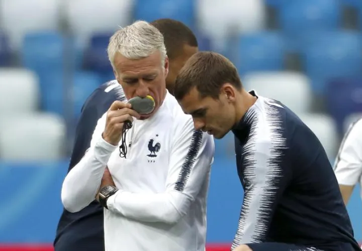 El entrenador de Francia, Didier Deschamps (izq), habla con Antonie Griezmann. /Foto EFE 