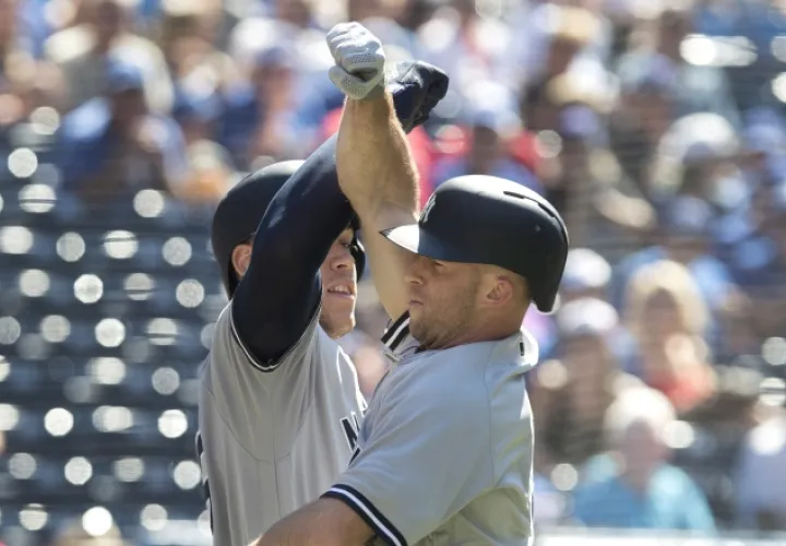 Brett Gardner (derecha) quebró la paridad del partido. /Foto AP