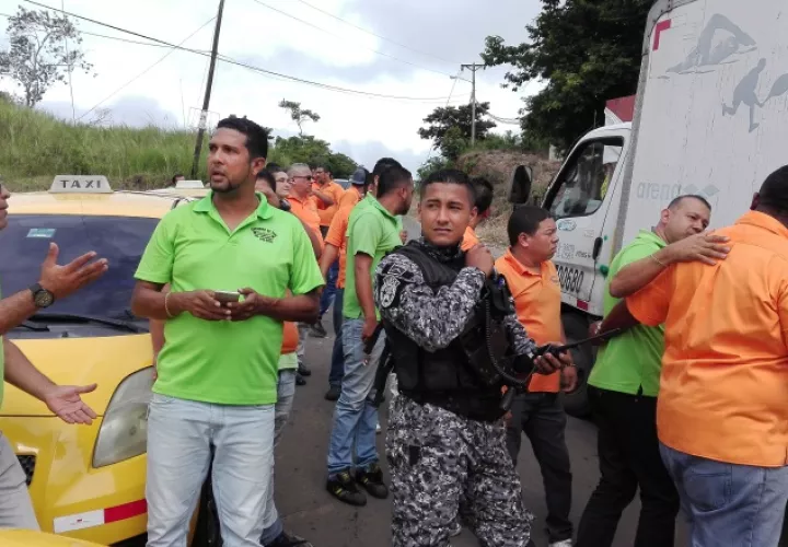 Los taxistas dieron plazo hasta las 11:00 a.m. para que se realice la reparación, de lo contrario procederán a cerrar nuevamente la carretera. Foto:  Eric Ariel Montenegro