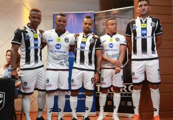 Tauro FC presentó su nueva vestimenta. /Foto Anayansi Gamez