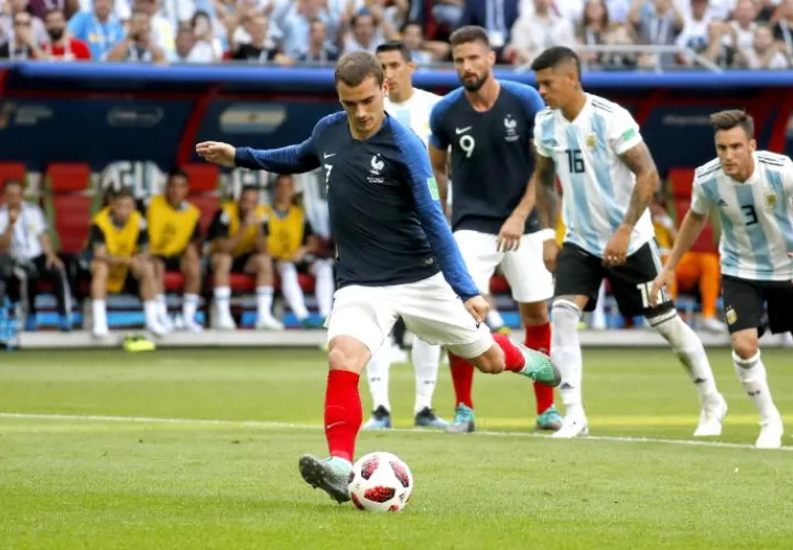 Antoine Griezmann anota de penal ante Argentina. Foto EFE