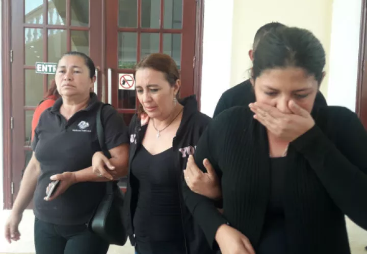 Familiares de Nurys salieron aflijidos y en llanto de la audiencia. 