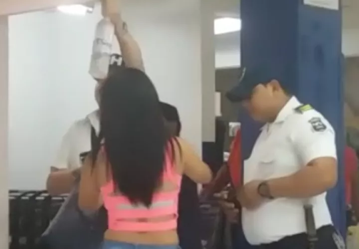 La seguridad extrajo del bolso la botella de licor. Foto: Mayra Madrid. 