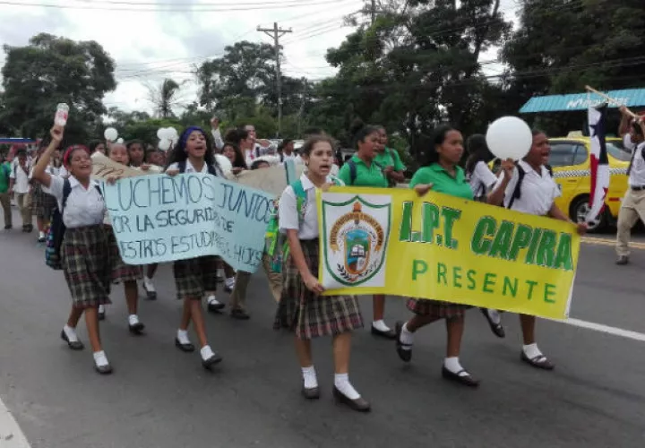 Los estudiantes marcharon por las calles de Capira. 