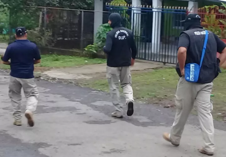 Se realizó un allanamiento y se encontraron armas. 