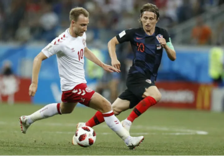 Christian Eriksen (izq)) de Dinamarca  y  Luka Modric (der.) de Croacia. Foto:AP