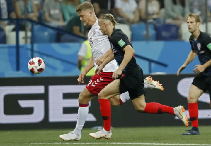  Andreas Cornelius (izq.) de Dinamarca, conduce el balón ante el acecho del croata Domagoj Vida. Foto:AP