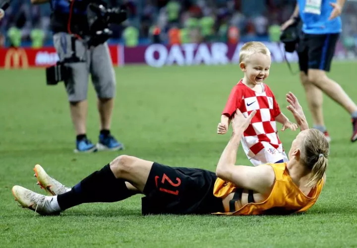 Vida juega con su hijo tras clasificar a la semifinal del mundial. Foto EFE