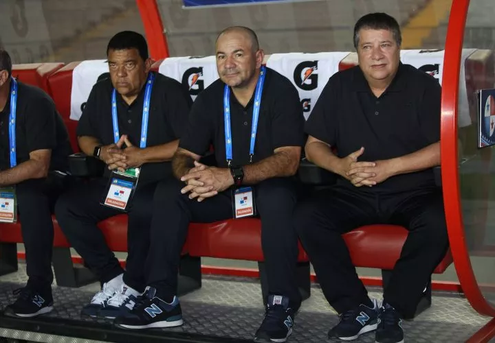 Hernán El Bolillo Gómez junto a su cuerpo técnico Foto Anayansi Gamez