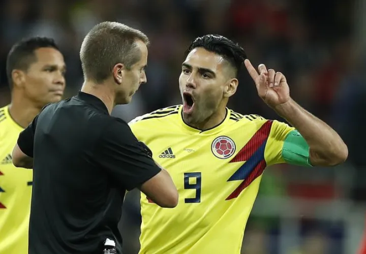 Falcao discute con el árbitro Mark Geiger.