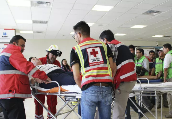 Los equipos de se emergencia ayudan a los heridos. FOTO/EFE